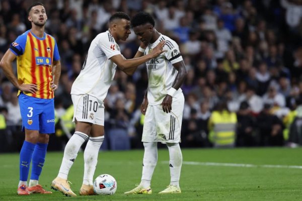 同花配 马卡：维尼修斯抢罚点球破坏了姆巴佩戴帽的机会，后者无表示